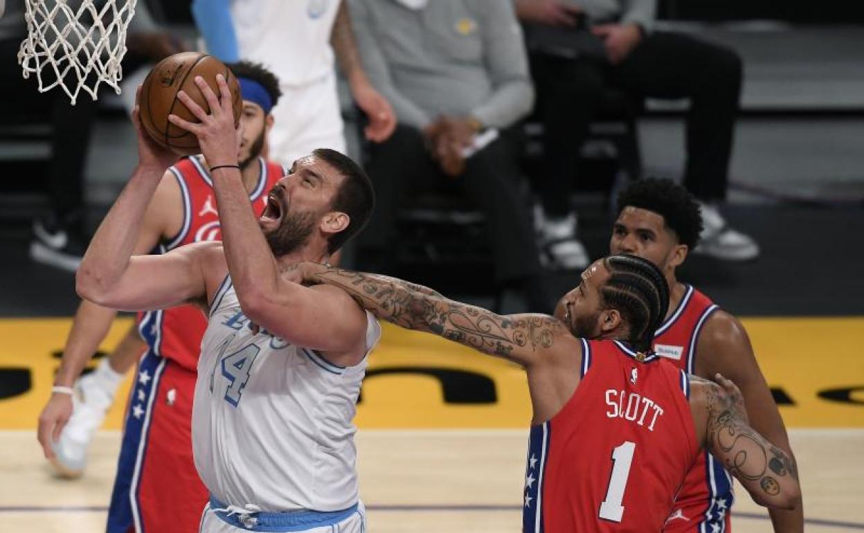 Marc Gasol, en una entrada a canasta durante el partido de los Lakers contra Philadelphia. 