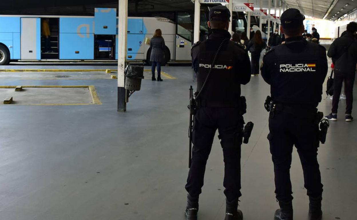 La Policía en la estación de autobuses de Valladolid durante el puente de San José. 