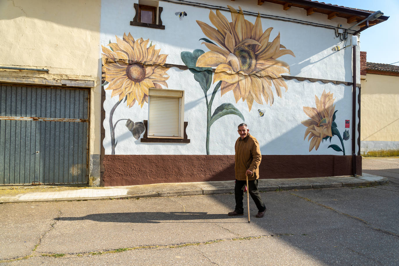 Los murales inundan el pueblo de Villaherreros.