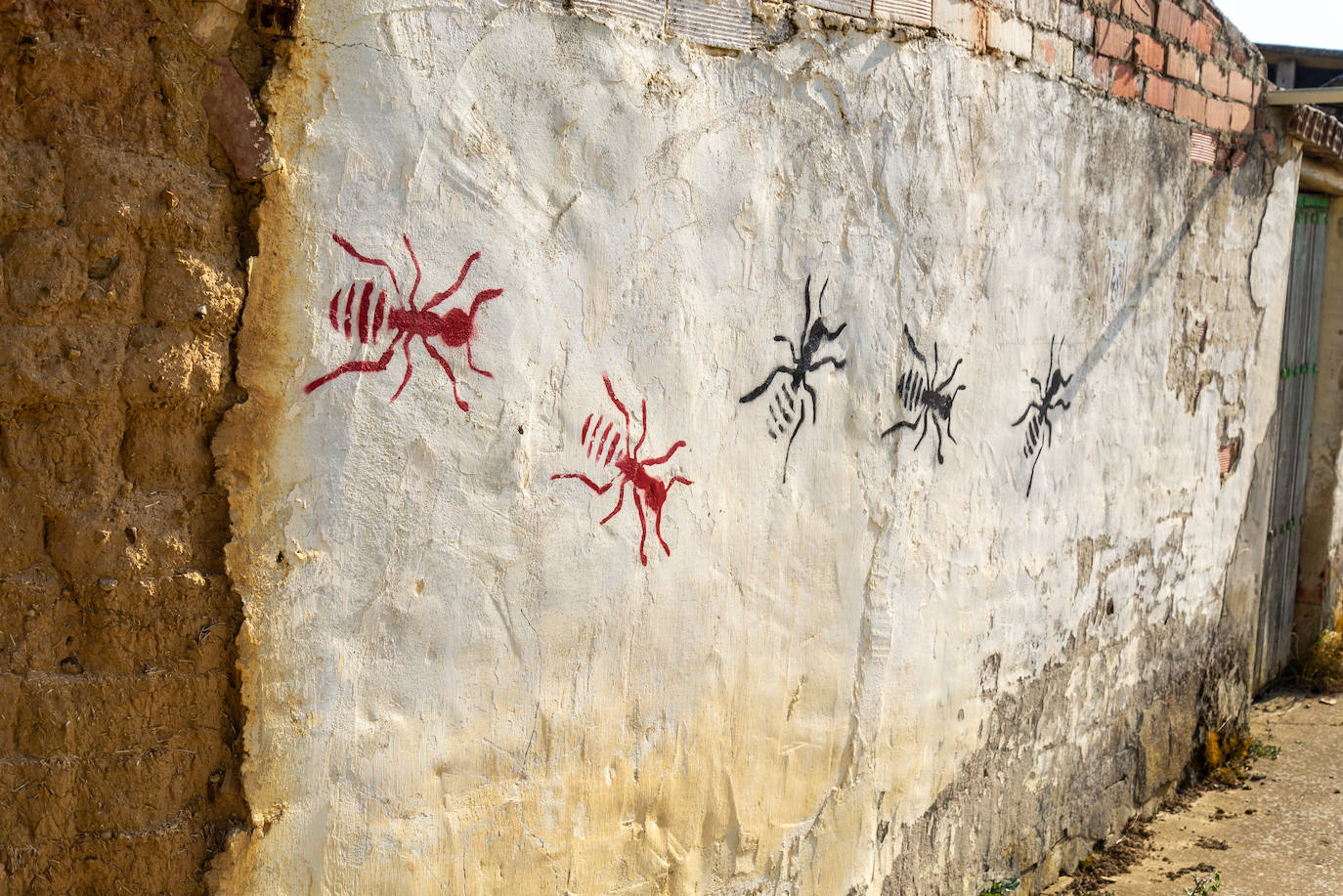 Los murales inundan el pueblo de Villaherreros.