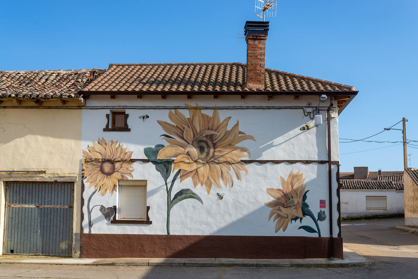 Los murales inundan el pueblo de Villaherreros.