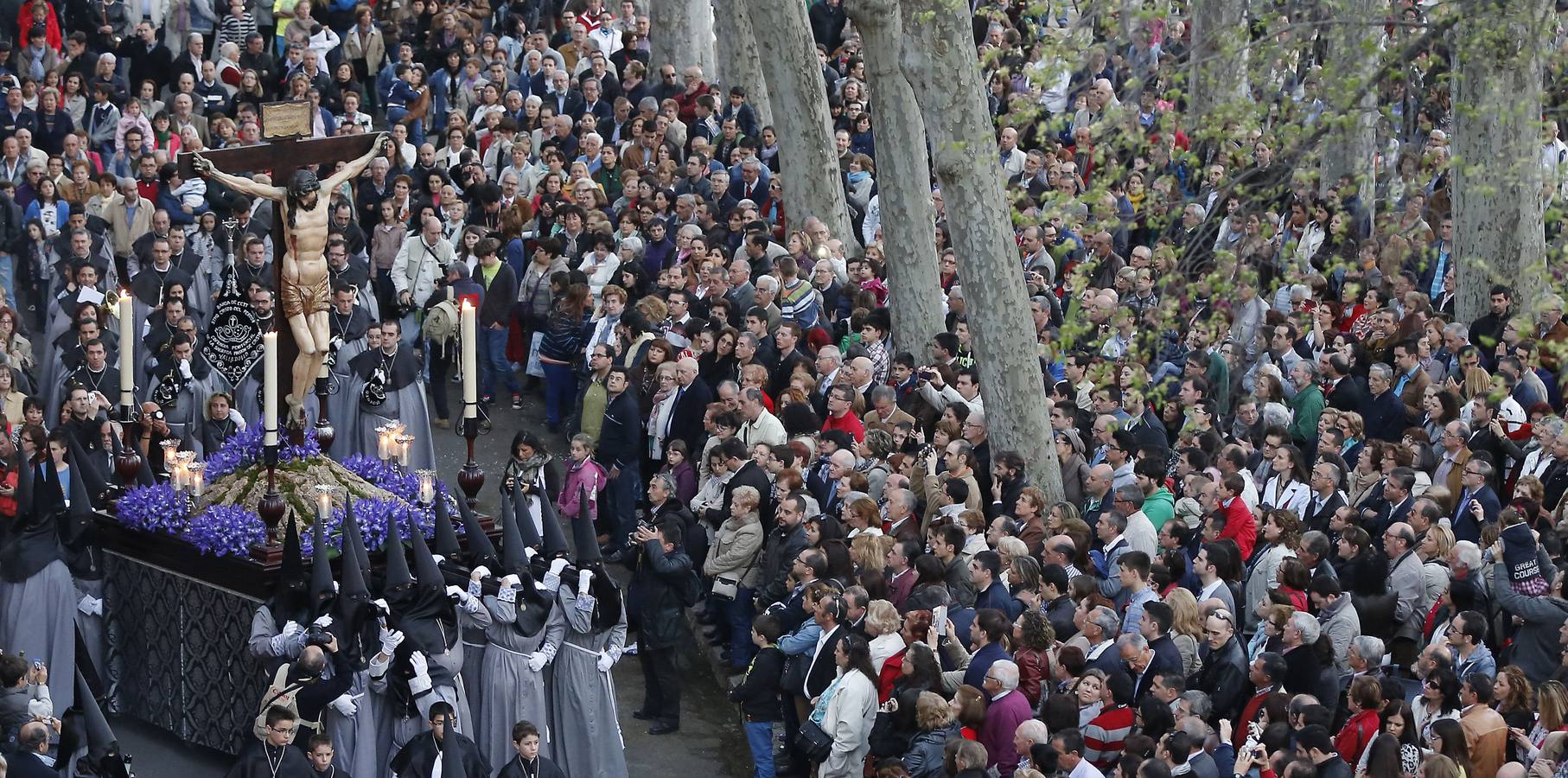 2014. La procesión del Cristo de las Cinco Llagas a su salida del Monasterio de San Quirce.