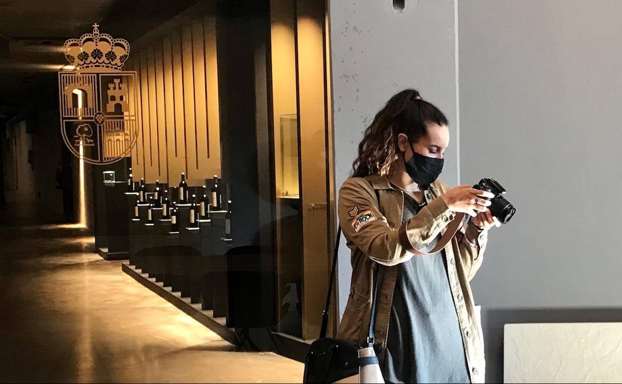 Una enoturista en el Museo Provincial del Vino de Peñafiel. 