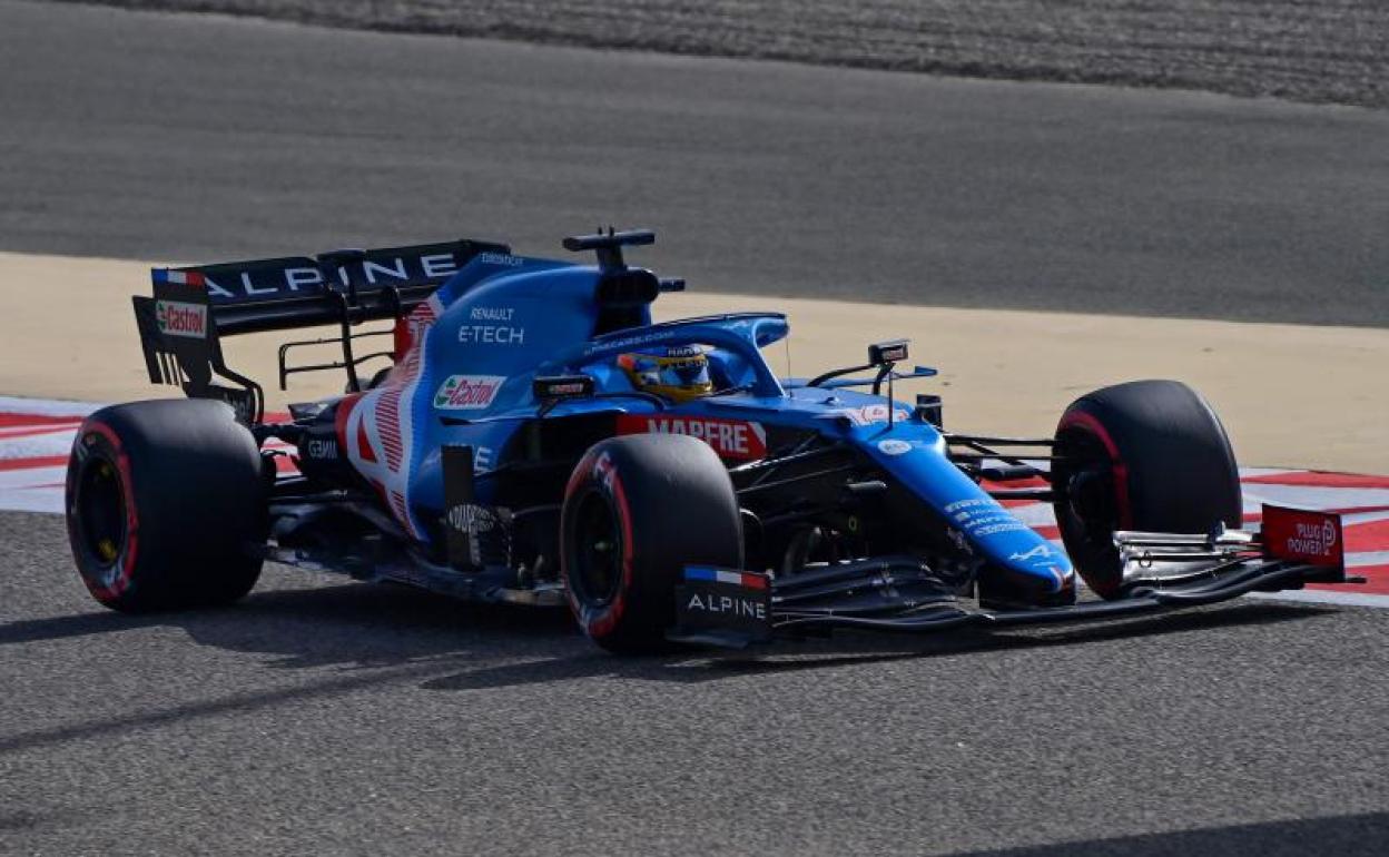 Fernando Alonso rueda con su Alpine en Baréin. 