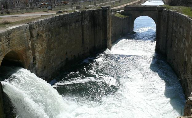 Canal de Castilla a su paso por la localidad palentina de Grijota. 