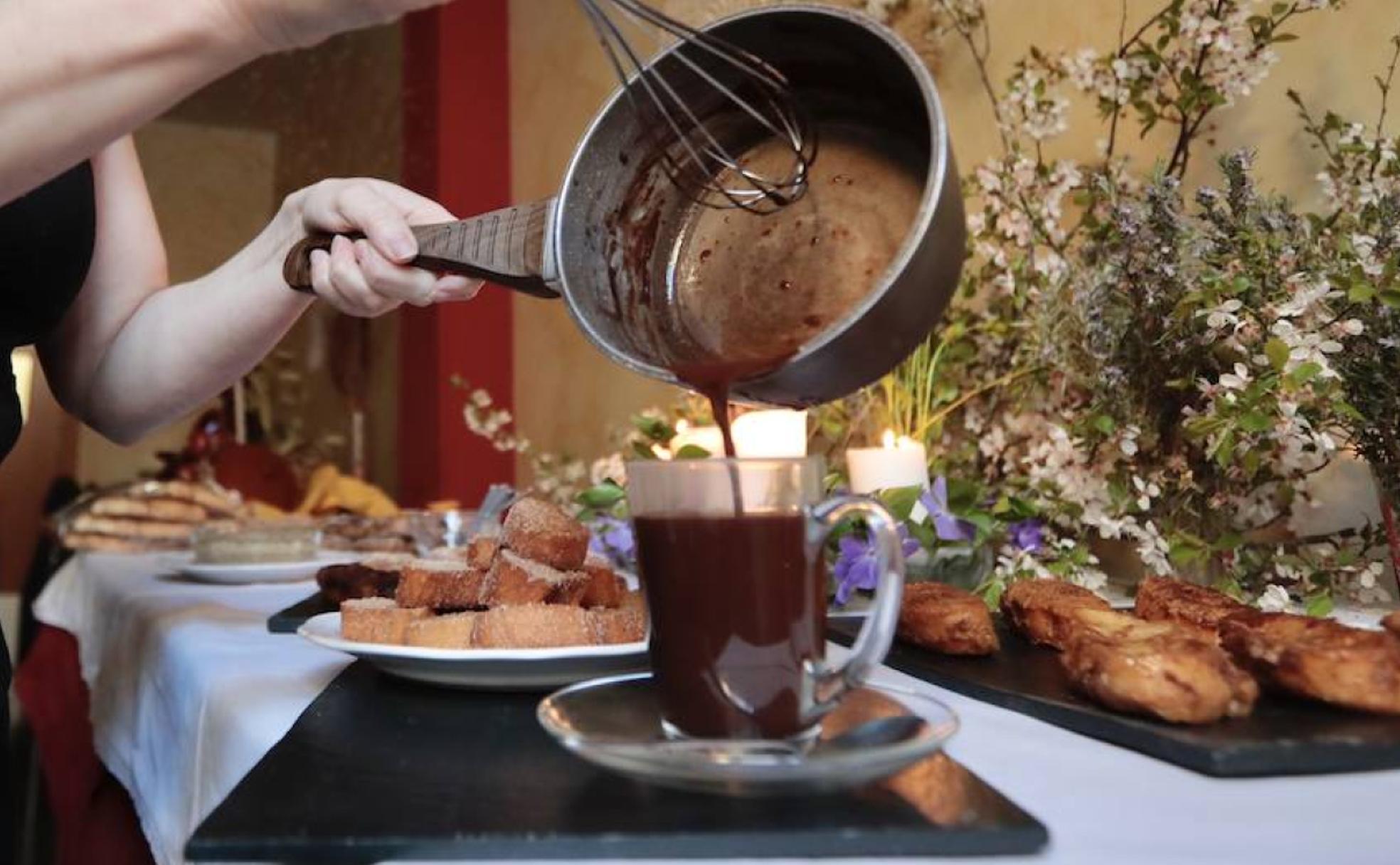 El chocolate con picatostes que prepara Marisa de los Mozos es uno de los dulces más vinculados a la Semana Santa. 