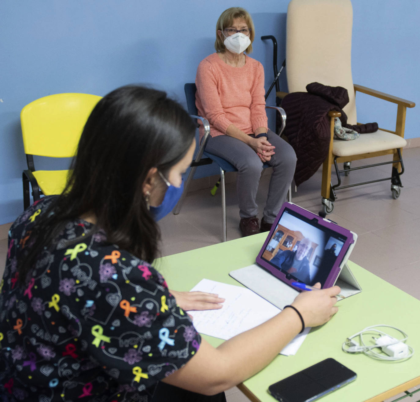 Un paciente con parkinson de la provincia, durante una consulta a través de videoconferencia.