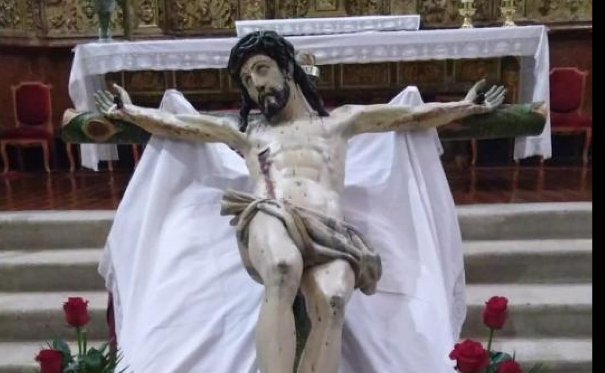 Talla de Cristo crucificado el pasado viernes durante el besapié.