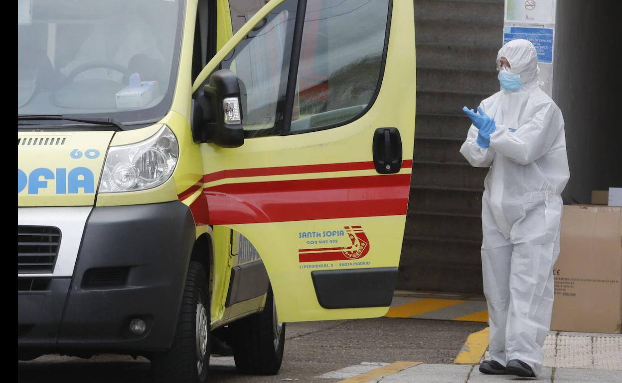 Personal sanitario desinfecta una ambulancia en el Hospital Río Carrión de Palencia 