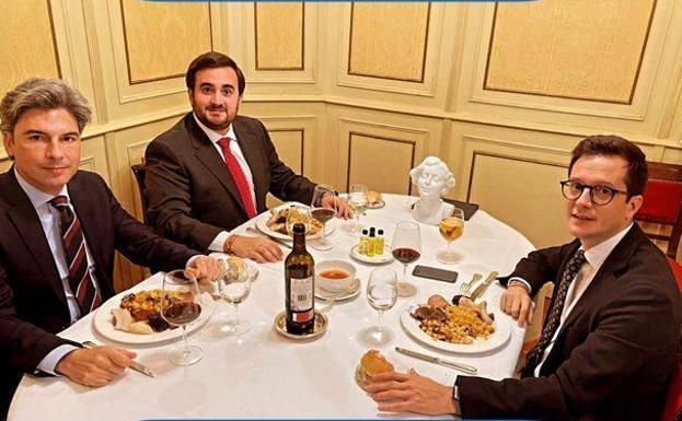 José Ángel Alonso (centro) y Tomás Cabezón (derecha), en la comida de Madrid a mediados de mes, en una imagen subida por el primero a sus redes sociales.