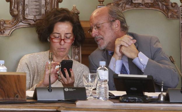 Mercedes Cantalapiedra enseña su móvil a Javier León cuando ambos dirigían el Ayuntamiento de Valladolid.