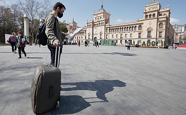 Un joven turista, el viernes por la tarde, en la Plaza de Zorrilla.