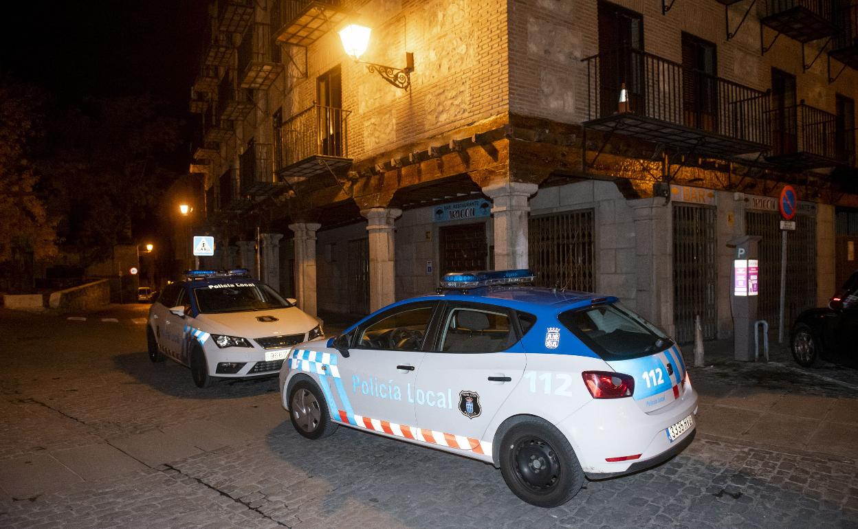 Dos patrullas de la Policía Local acuden a una llamada por exceso de ruidos en una vivienda. 
