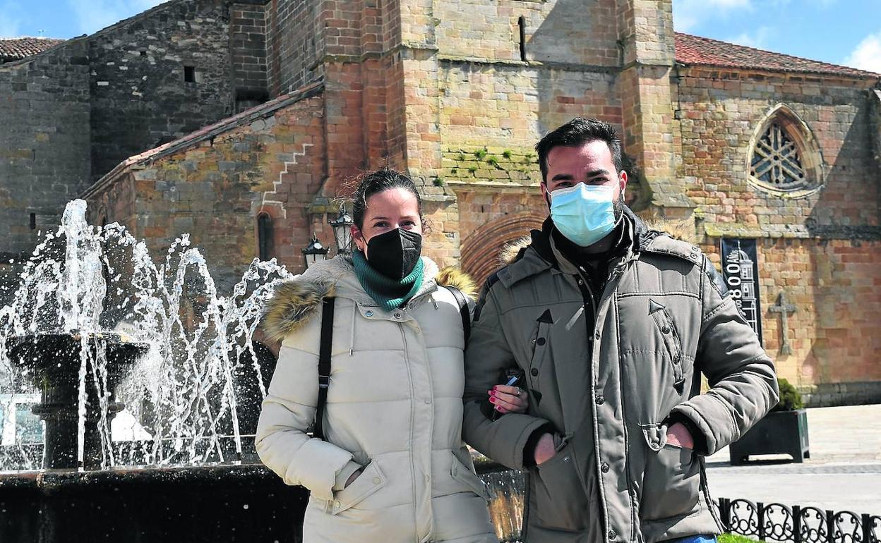 Salmantino s en el norte de Palencia. Bárbara Buch y José Ángel Hernández, junto a la Colegiata de Aguilar.