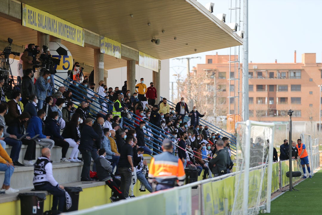 La afición arropó a Unionistas dentro y fuera del campo