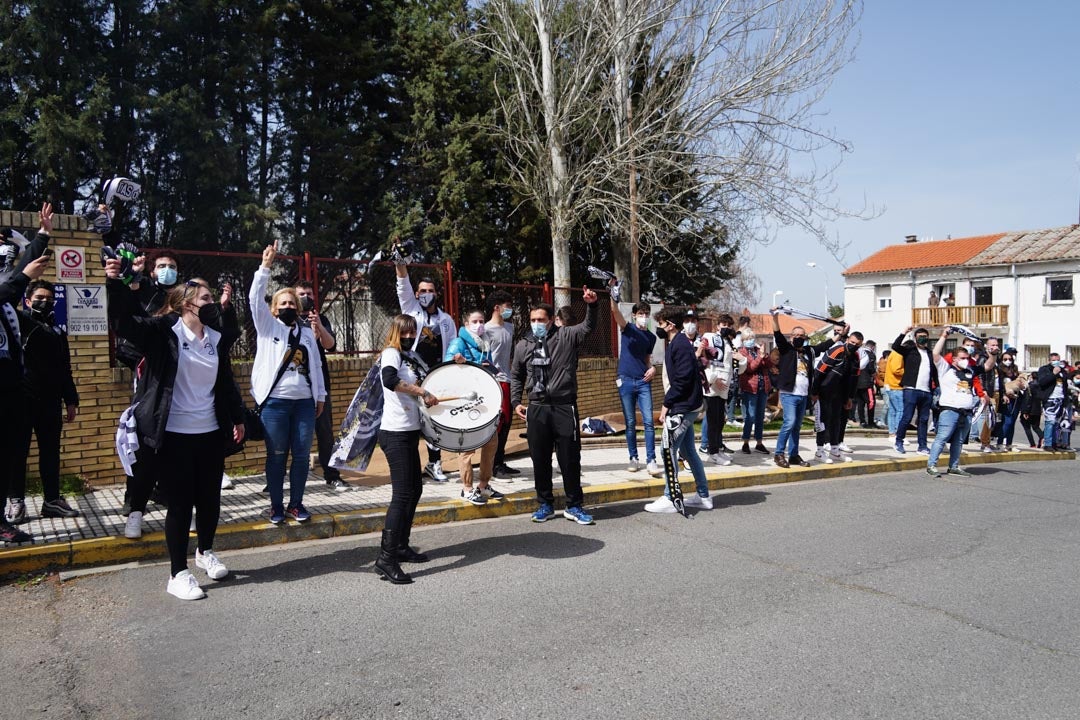 La afición arropó a Unionistas dentro y fuera del campo