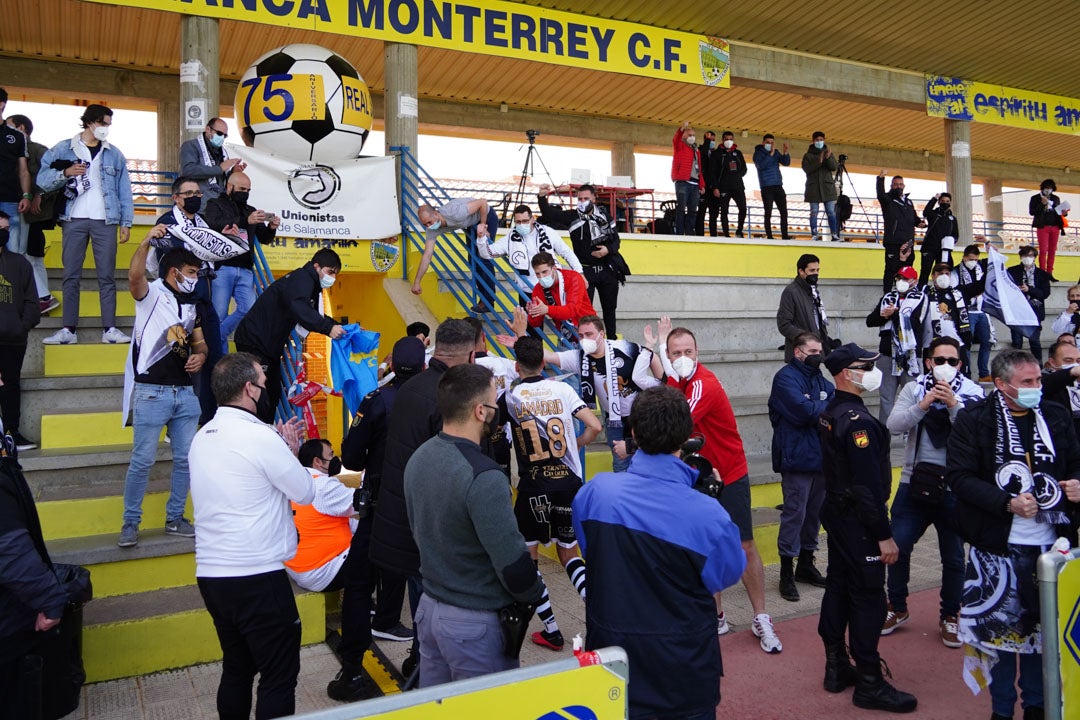 La afición arropó a Unionistas dentro y fuera del campo