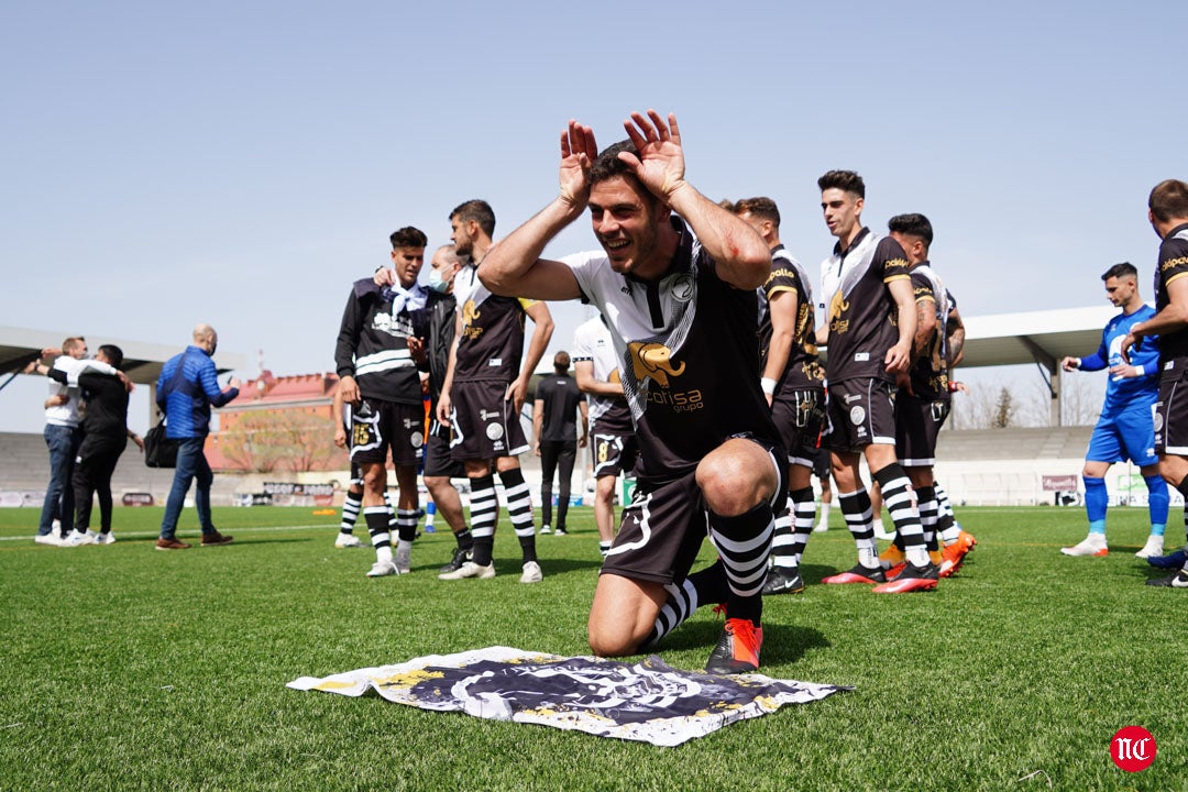 Los jugadores de Unionistas celebran la clasificación para la 1ª RFEF