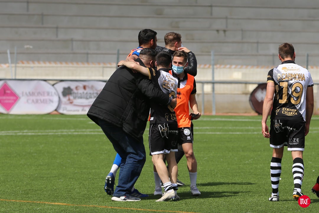 Los jugadores de Unionistas celebran la clasificación para la 1ª RFEF