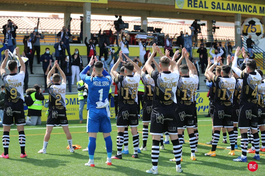 Los jugadores de Unionistas celebran la clasificación para la 1ª RFEF