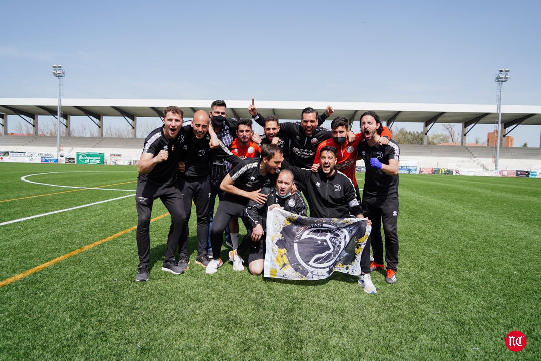 Los jugadores de Unionistas celebran la clasificación para la 1ª RFEF