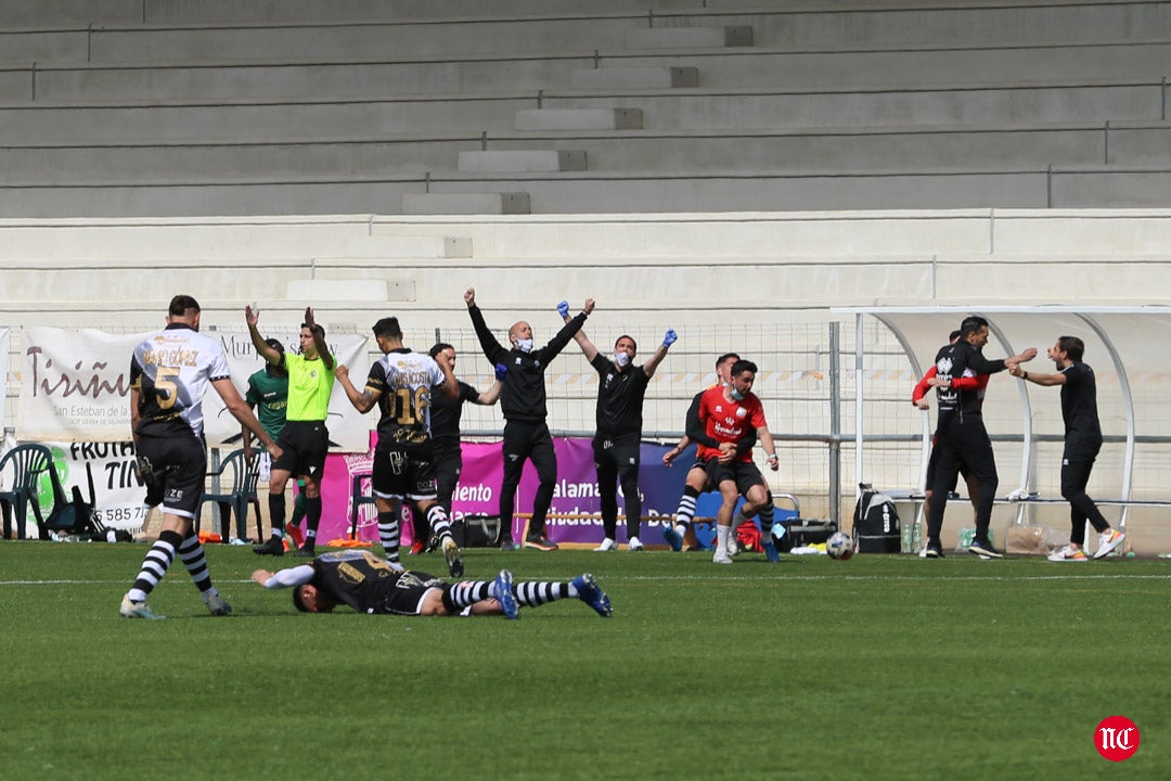 Los jugadores de Unionistas celebran la clasificación para la 1ª RFEF