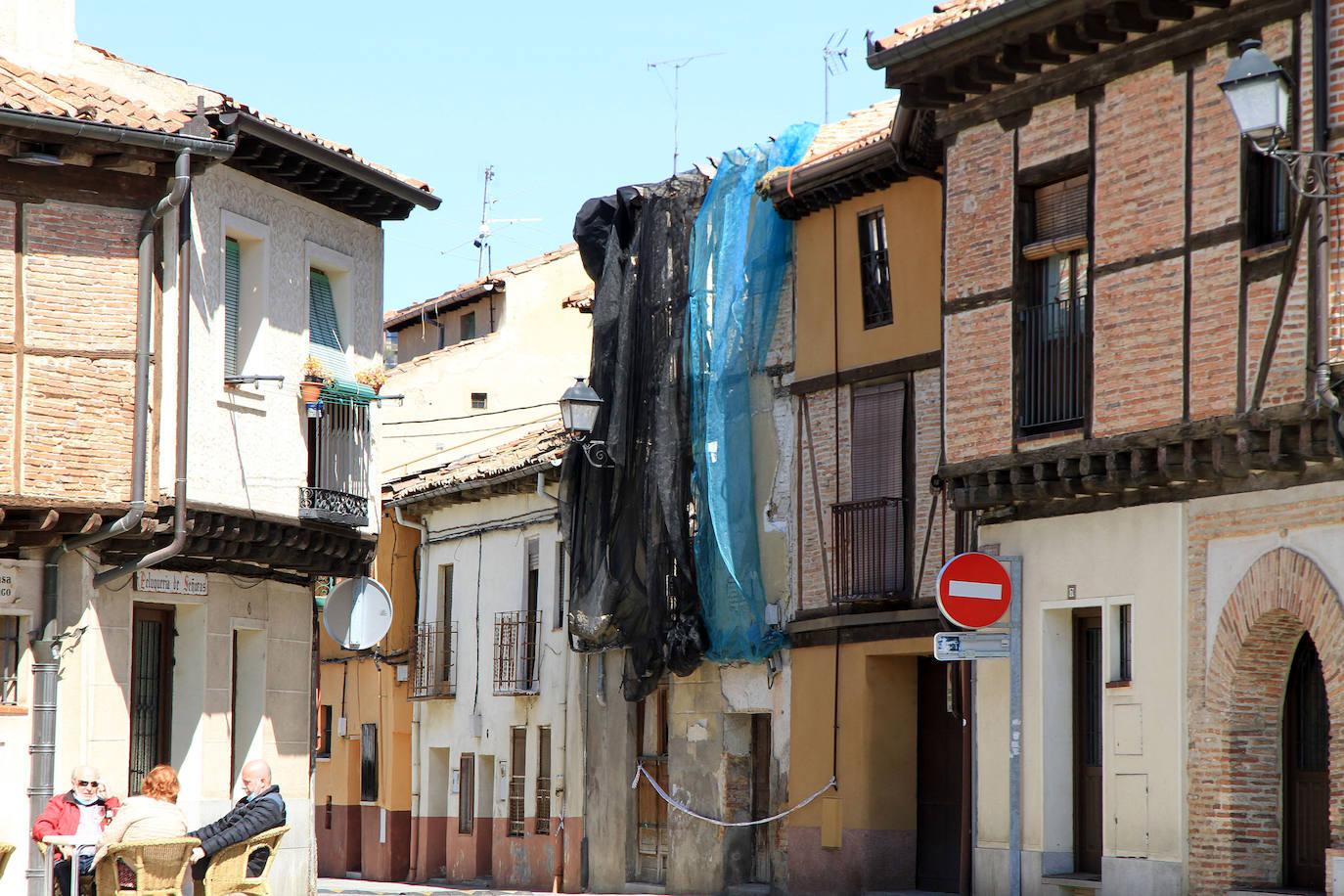 Edificio deteriorado en plena plaza de San Lorenzo.