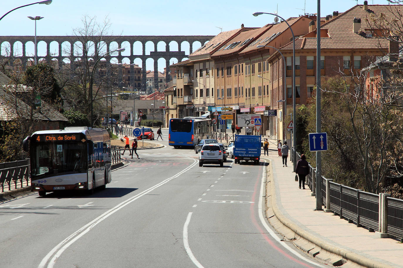 Vía Roma, la principal del barrio de San Lorenzo, con el Acueducto de Segovia al fondo.