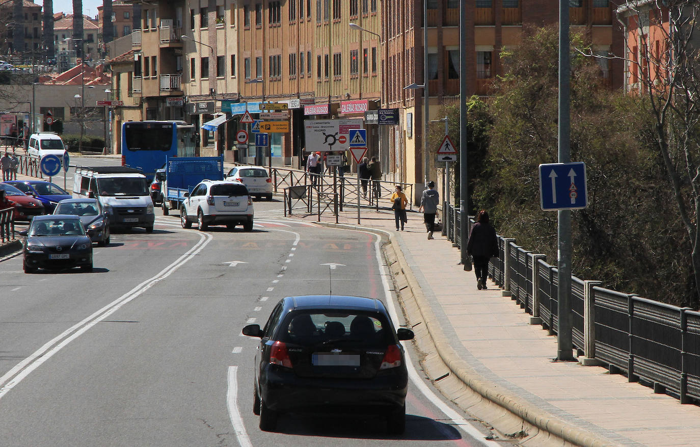 Tramo del puente de Vía Roma sin valle que separe la acera con la calzada.