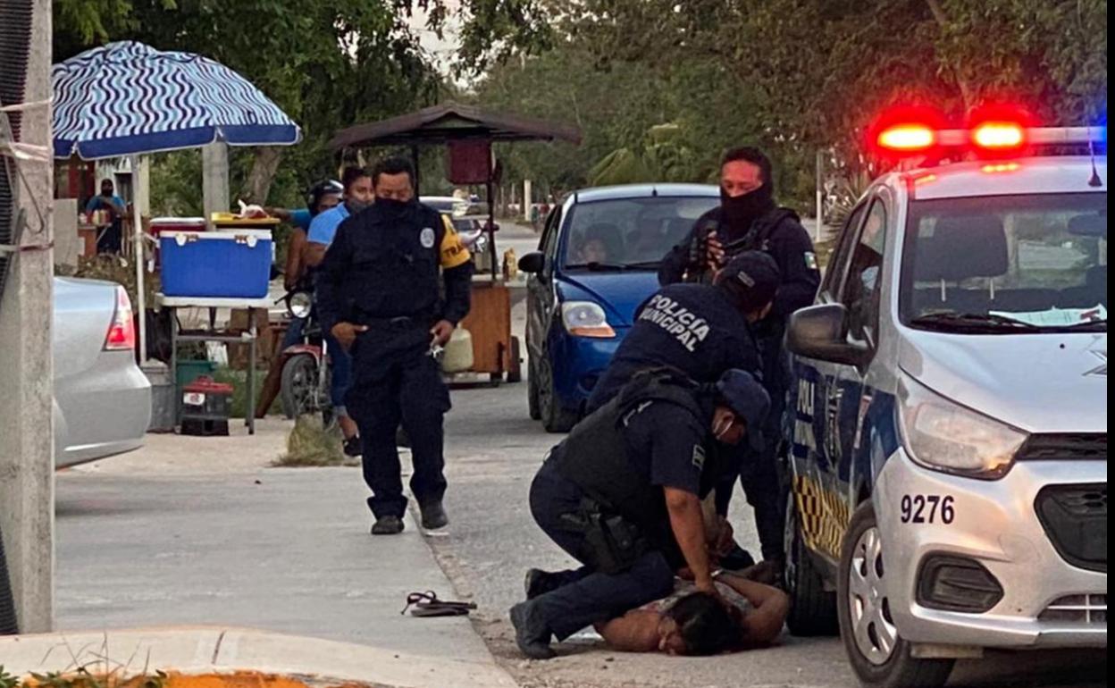 El momento en que la agente de la Policía mexicana hinca su rodilla sobre la espalda de la víctima.