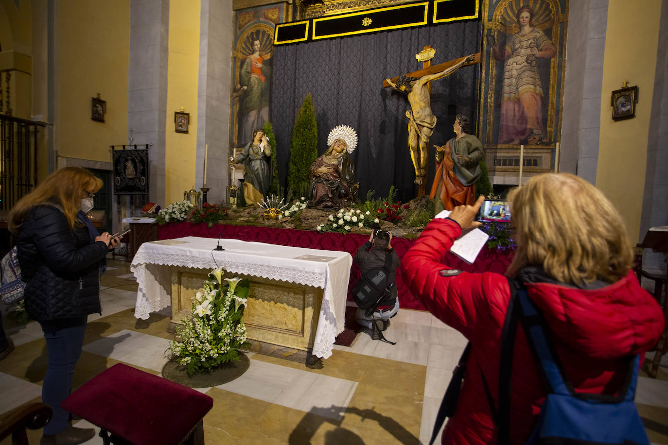 Imagen principal - Arriba, y abajo a la derecha, iglesia de las Angustias. Abajo a la izquierda, la ruta en la Vera Cruz. 