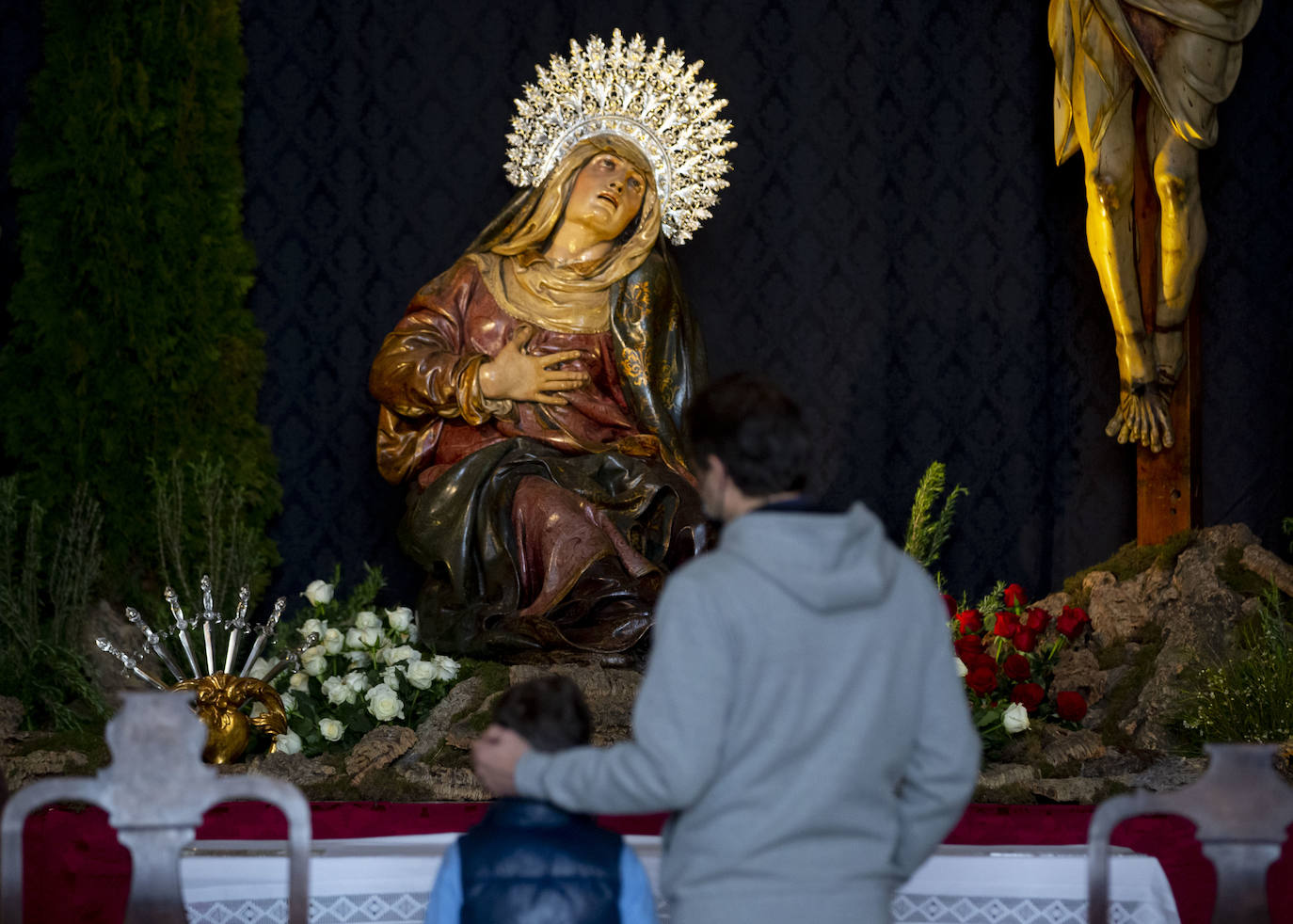 Imagen secundaria 2 - Arriba, y abajo a la derecha, iglesia de las Angustias. Abajo a la izquierda, la ruta en la Vera Cruz. 