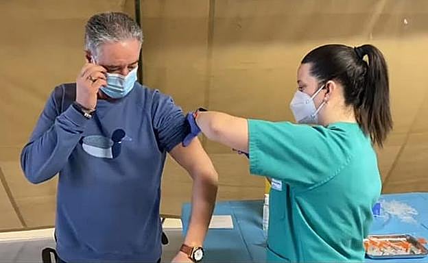 Rafa Guerrero, en el momento de someterse a la vacunación con AstraZeneca.