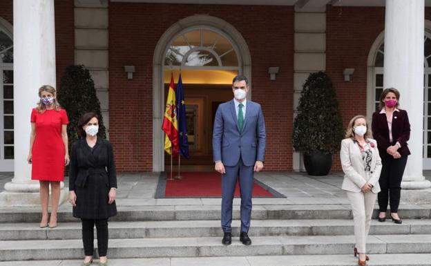 El presidente y las vicepresidentas posan en las escalinatas de Moncloa. 