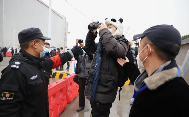 Durante toda la misión, la seguridad china aisló al equipo de la OMS y trató de impedir que los periodistas hablaron con ellos y tomaran imágenes.