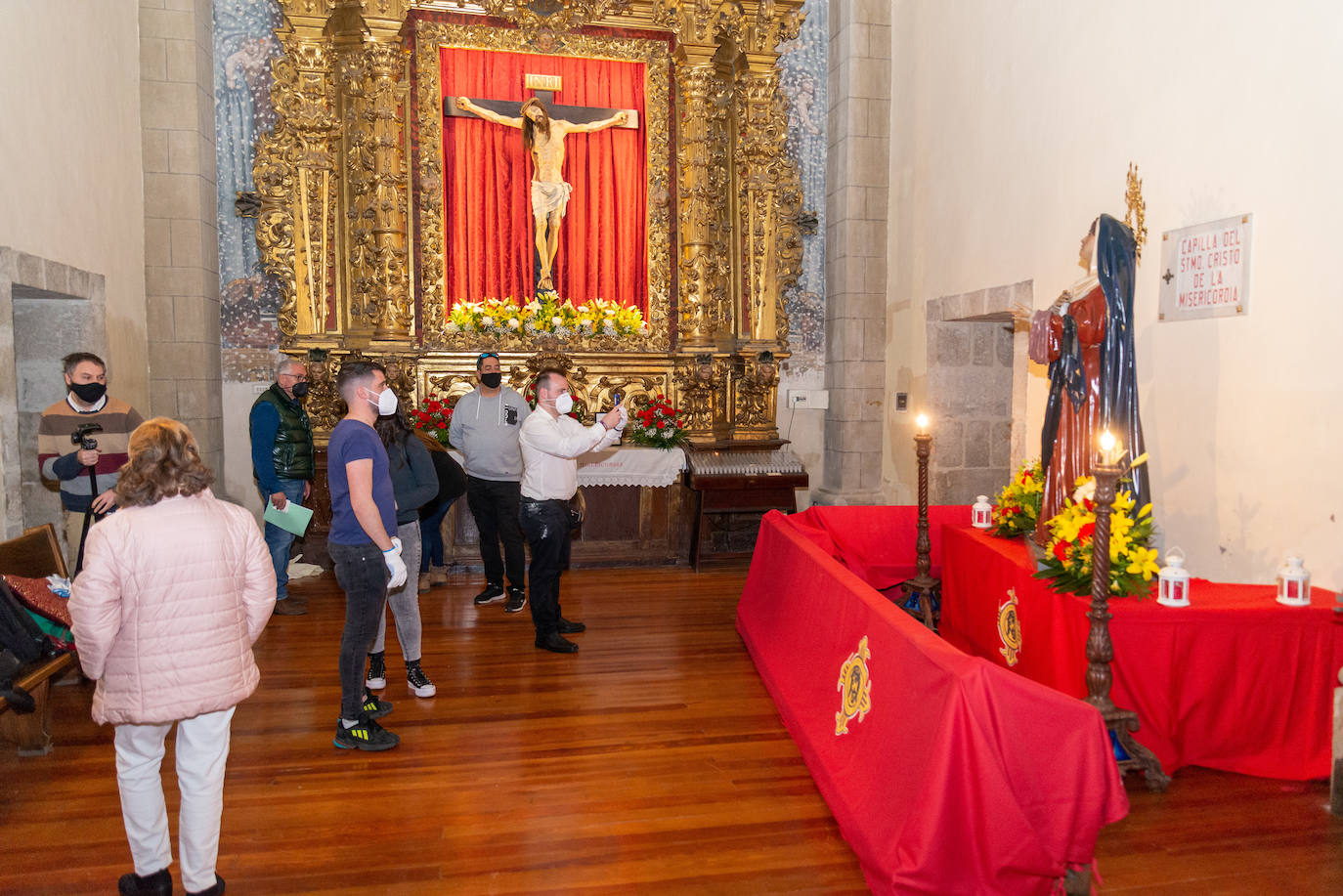 Los cofrades dela Misericordia colocan a la Virgen en la capilla del Cristo. 