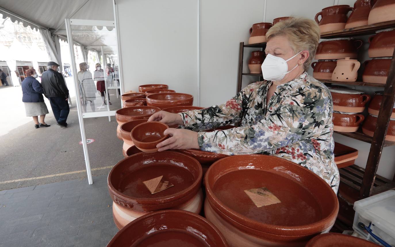 El paseo central del Campo Grande acoge entre el 31 de marzo y el 4 de abril la Feria de Artesanía de Valladolid. 