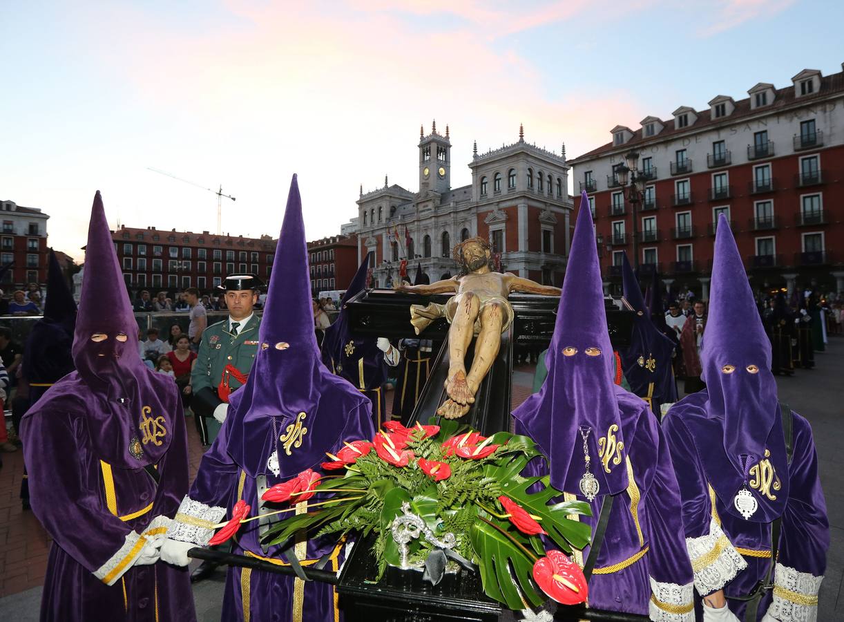 2014 El Cristo de la Agonía y, al fondo, el Ayuntamiento de Valladolid en el Vía Crucis Procesional.