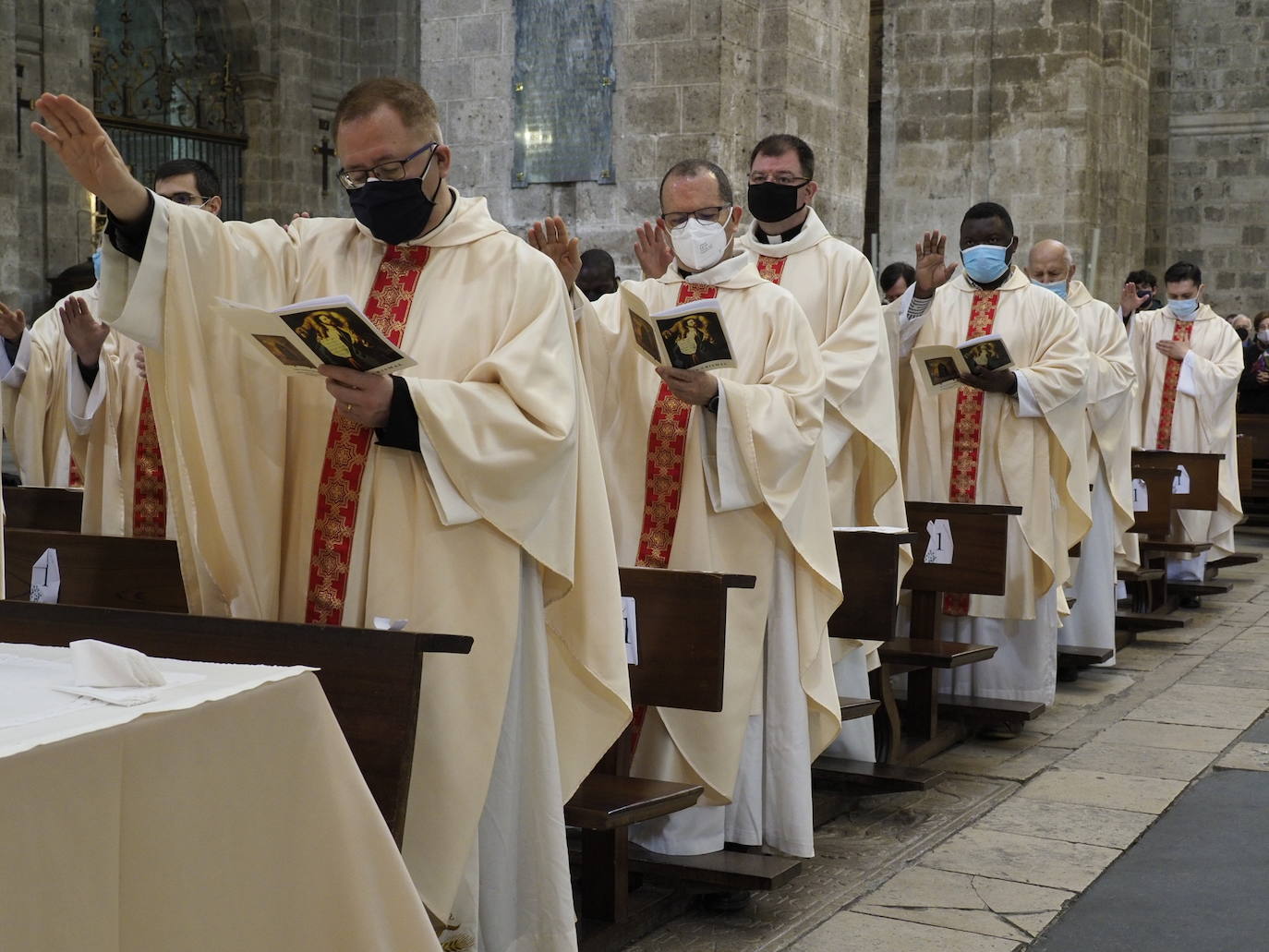 Fotos: Misa crismal celebrada este Miércoles Santo en la Catedral de Valladolid