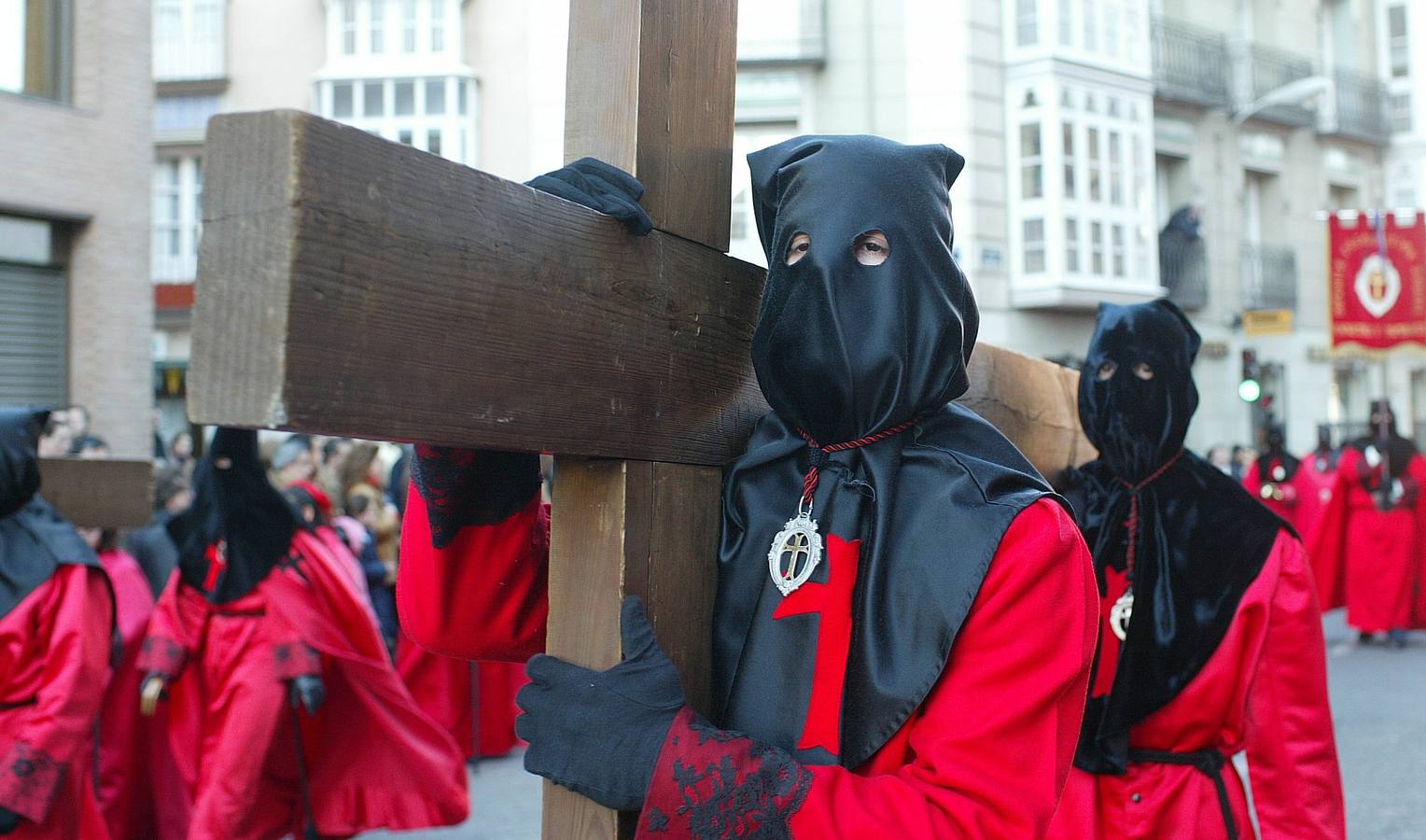 2004 Un cofrade de la Preciosísima Sangre lleva una cruz durante la procesión de Penitencia y Caridad.
