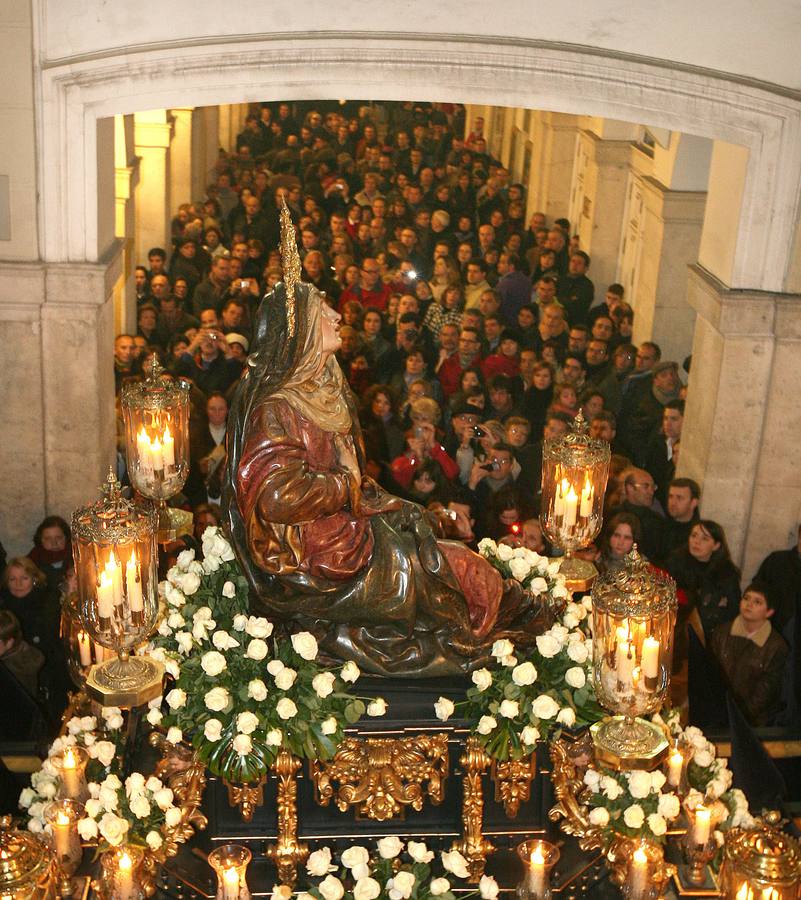 2010 Salida de la Virgen de las Angustias en la procesión de Penitencia y Caridad.