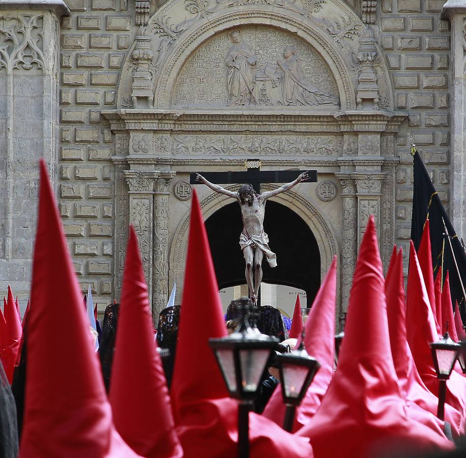 2011 Miembros del Santísimo Cristo de la Luz portan su imagen titular a las puertas del Palacio de Santa Cruz.