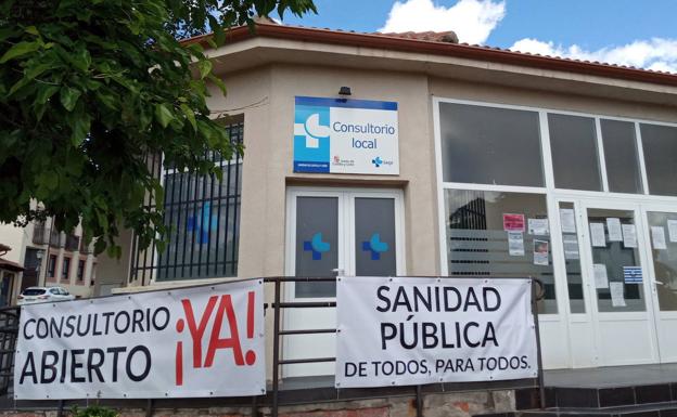 Pancartas en el consultorio médico de Torrecaballeros, en Segovia. 