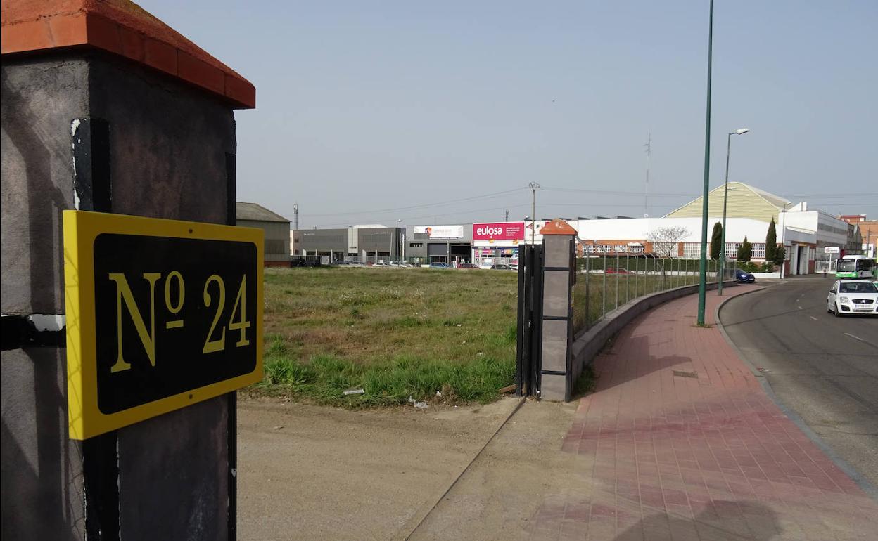 Parcela de Daniel del Olmo que acogerá los nuevos negocios.