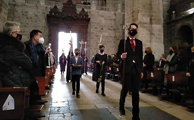 La pequeña procesión celebrada por el interior de la catedral. 