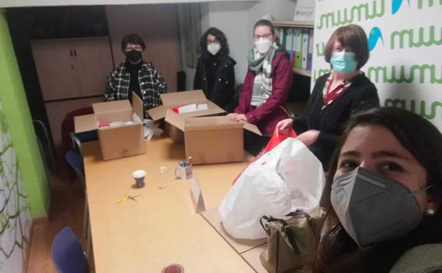 Voluntarios preparan cajas para Venezuela. 