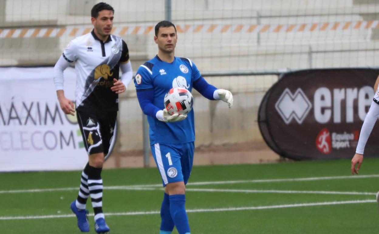 Miguel Serna, portero de Unionistas, durante un partido.