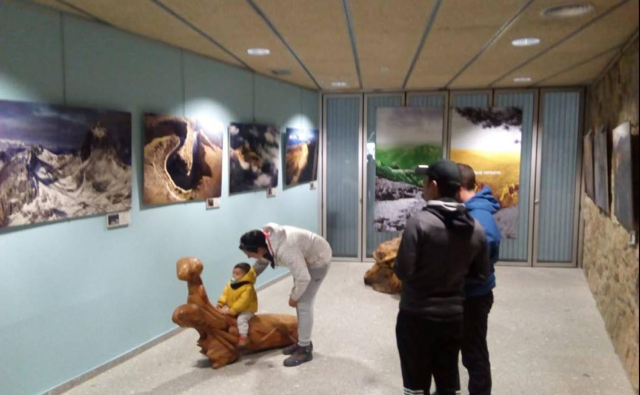 Varias personas visitando la Casa del Parque Natural.