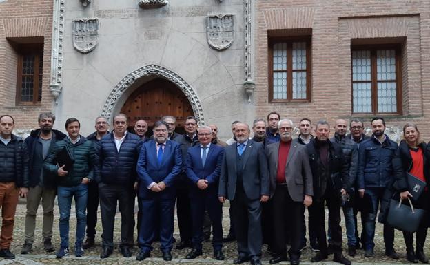 Grupo de agentes comerciales, con el fallecido Luis Parra (séptimo por la izquierda), antiguo presidente del COAC.