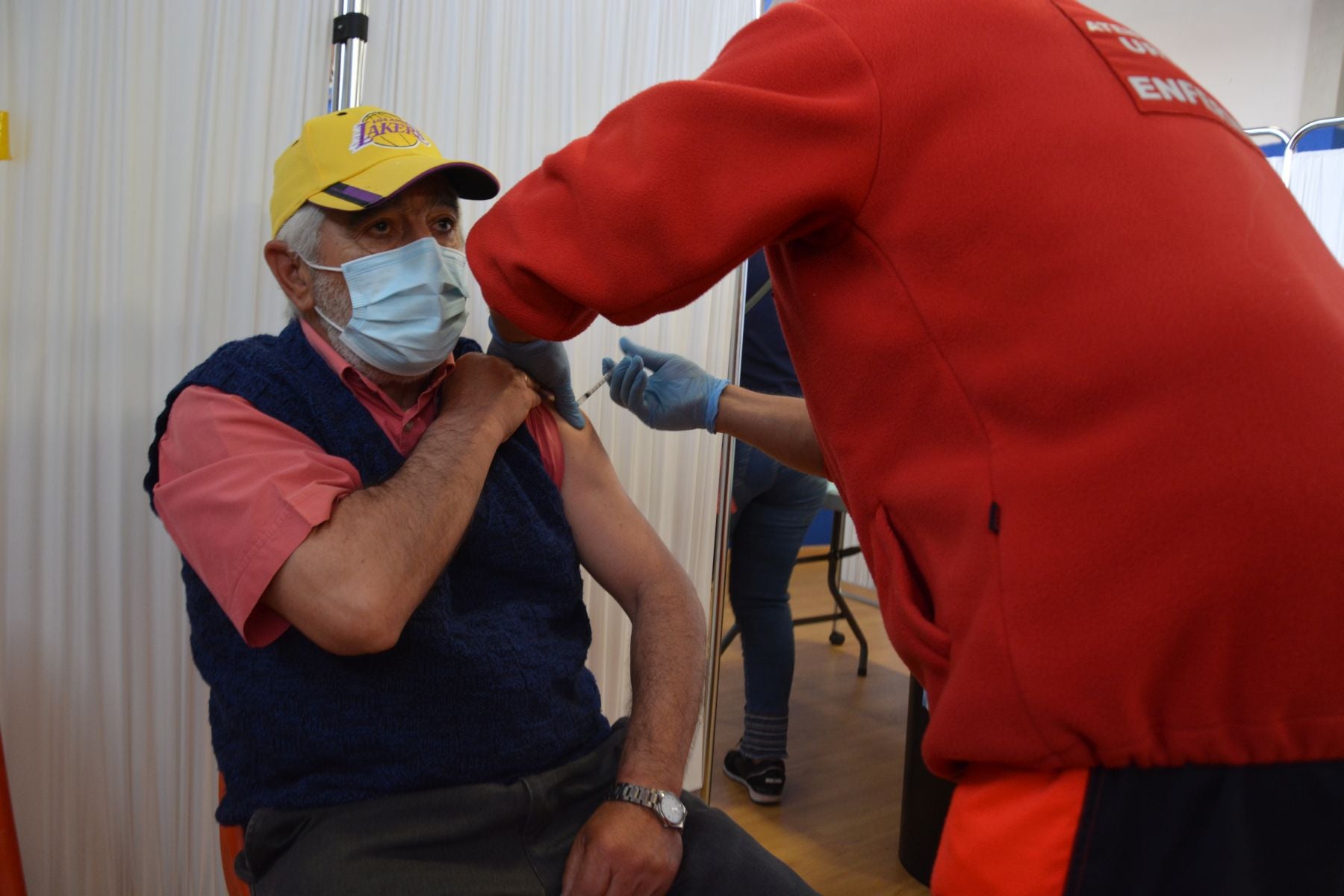 Fotos: Los buragleses de 65 años acuden a vacunarse contra la covid-19